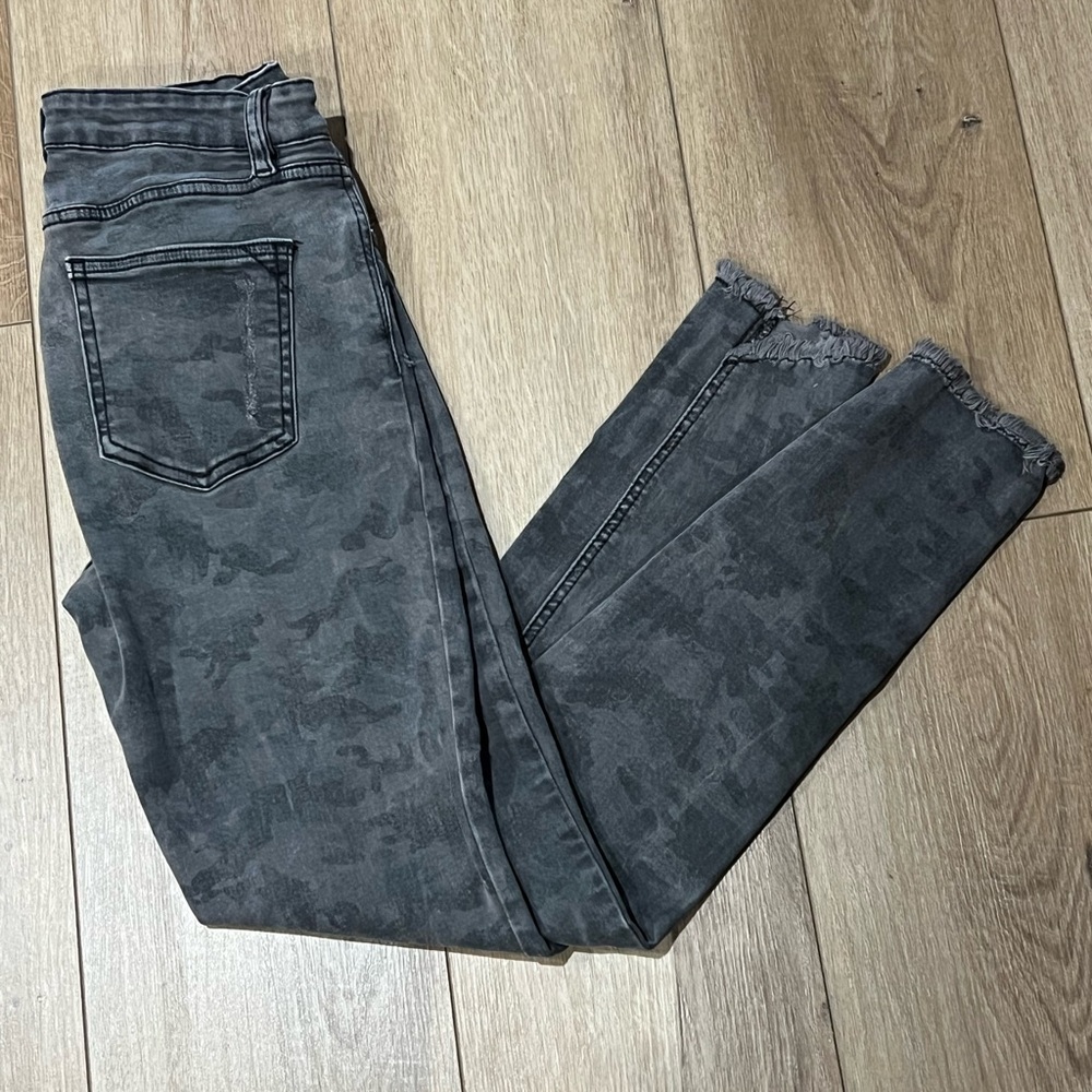 Wishlist Distressed Grey Camo Raw Hem Ankle Jeans Medium